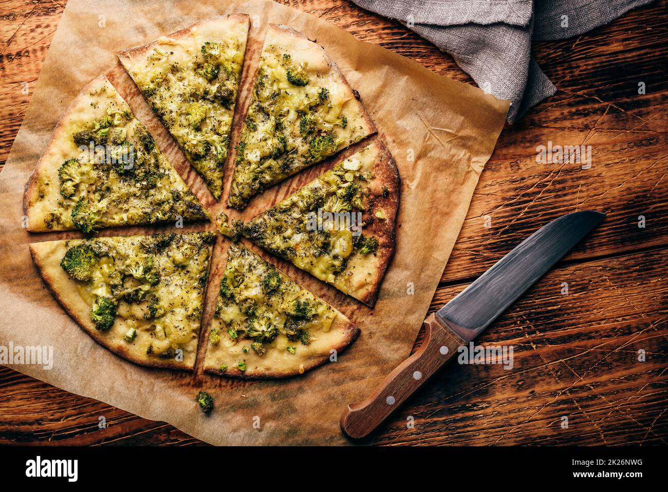 Pizza au brocoli et au fromage cuite et en tranches Banque D'Images