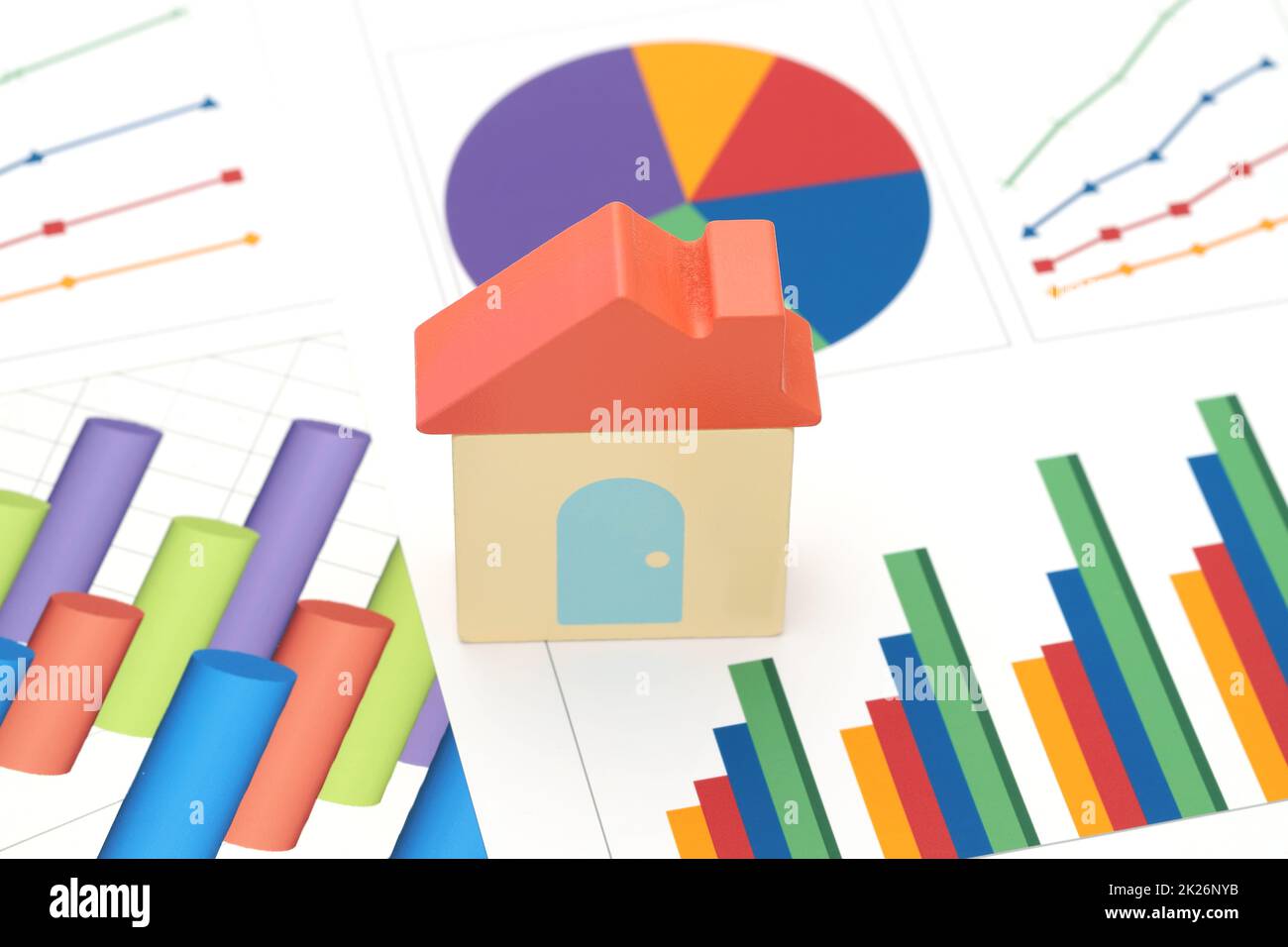 maison de jouets et tableau de couleurs imprimés sur la table Banque D'Images