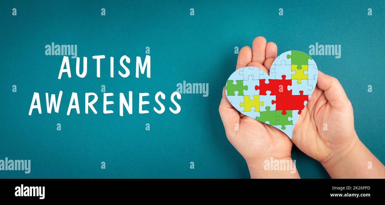 La journée internationale de l'autisme se tient sur le fond, les mains tiennent perplexe en forme de coeur, asperges la conscience, la psychologie Banque D'Images