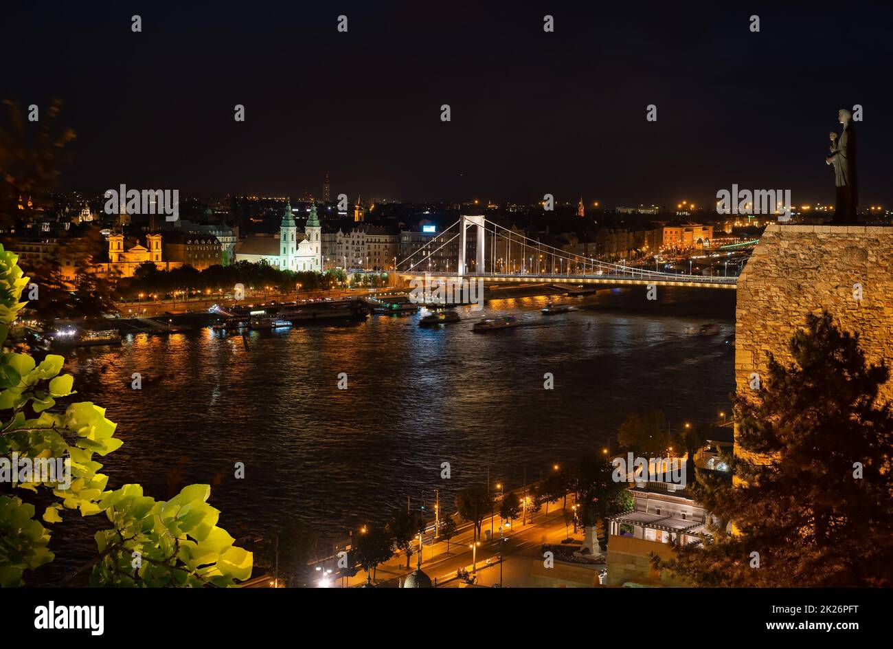 Budapest illuminée la nuit Banque D'Images