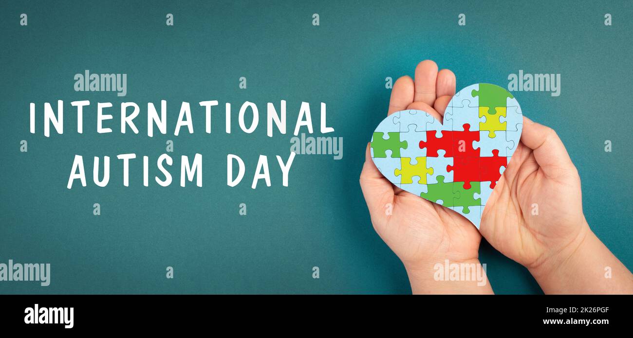 La journée internationale de l'autisme se tient sur le fond, les mains tiennent perplexe en forme de coeur, asperges la conscience, la psychologie Banque D'Images
