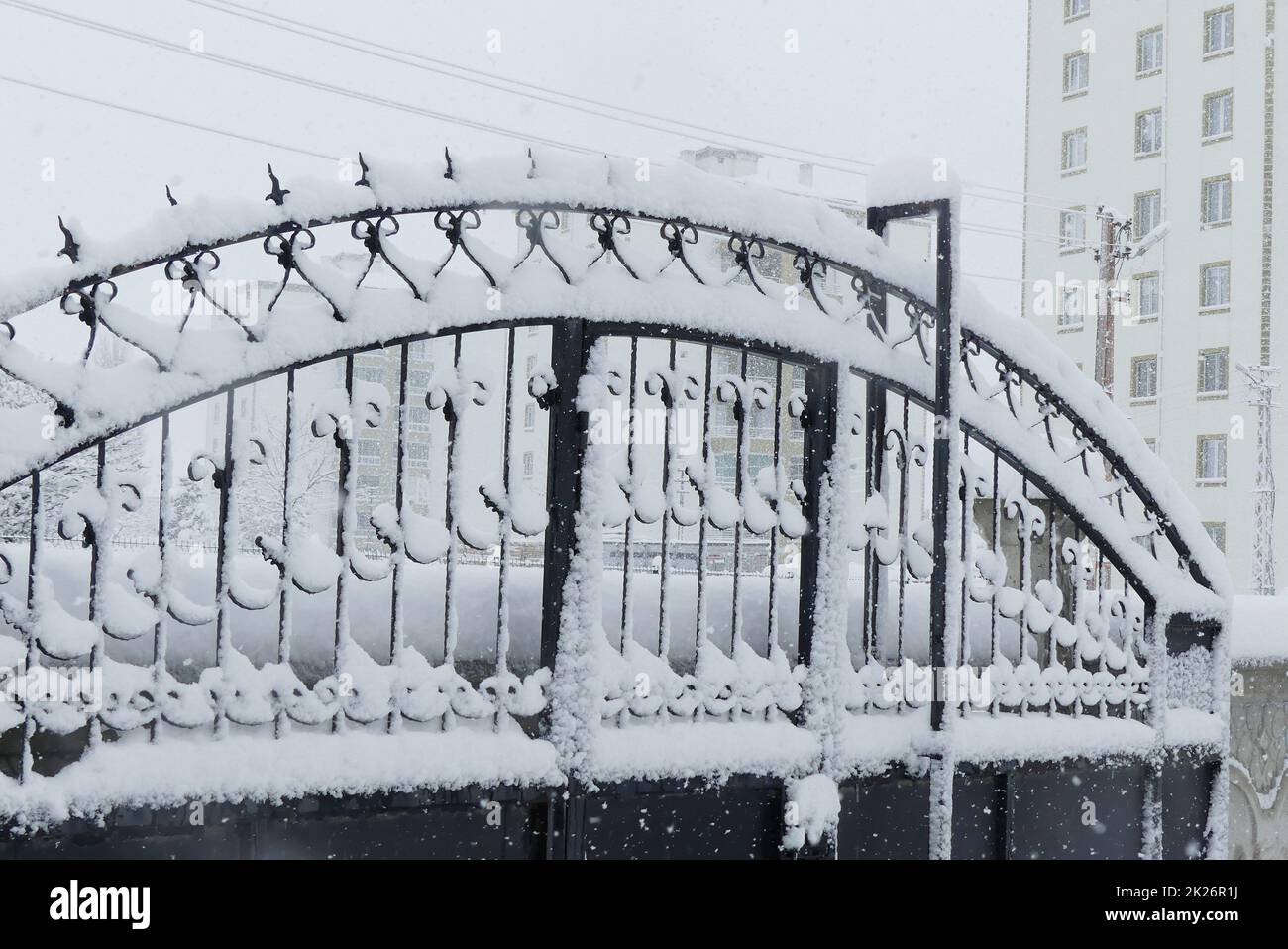 paysages de neige en hiver, chute de neige sur la porte de fer, magnifiques images créées par la neige, paysages de neige Banque D'Images