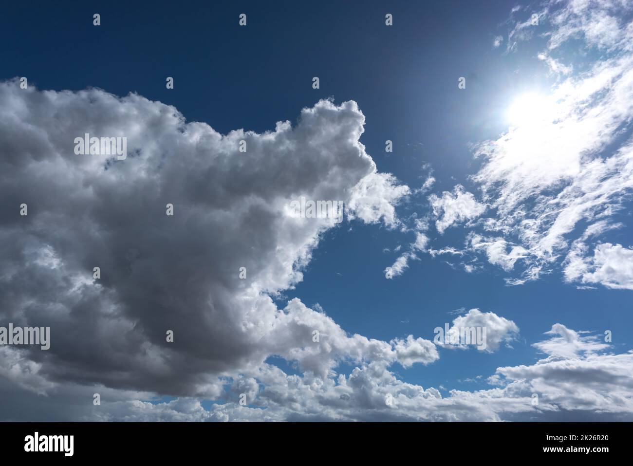 Formation élevée de nuages due au front froid pendant les changements climatiques Banque D'Images