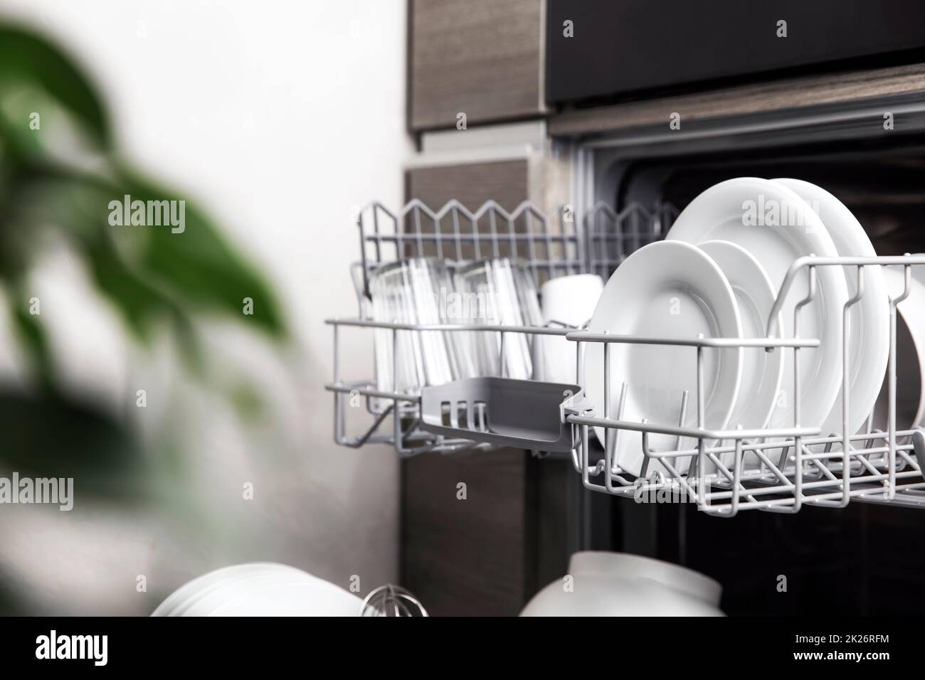 Ouvrez le lave-vaisselle avec un ustensile propre à l'intérieur, des couverts, des verres et de la vaisselle dans la cuisine Banque D'Images