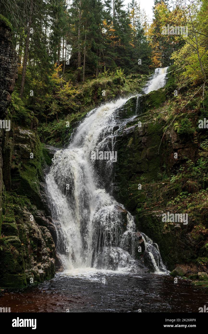 Cascade de Kamienczyk - la plus haute cascade de la région polonaise des Sudètes, près de la ville de Szklarska Poreba. Banque D'Images