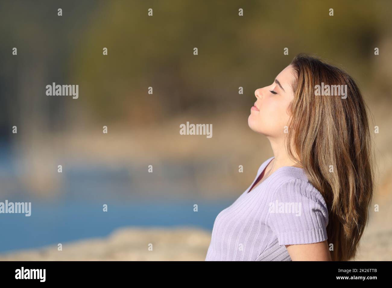 L'adolescent respirant de l'air frais assis dans un lac Banque D'Images