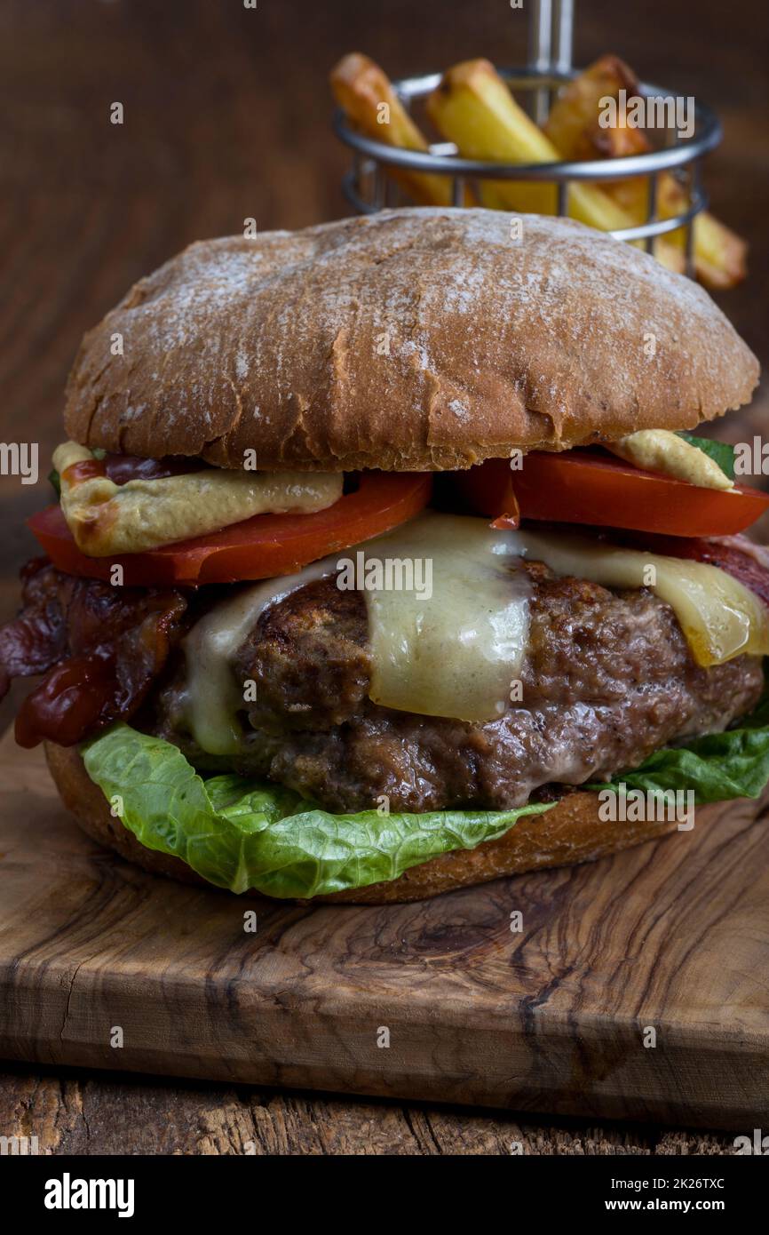 cheeseburger avec frites Banque D'Images