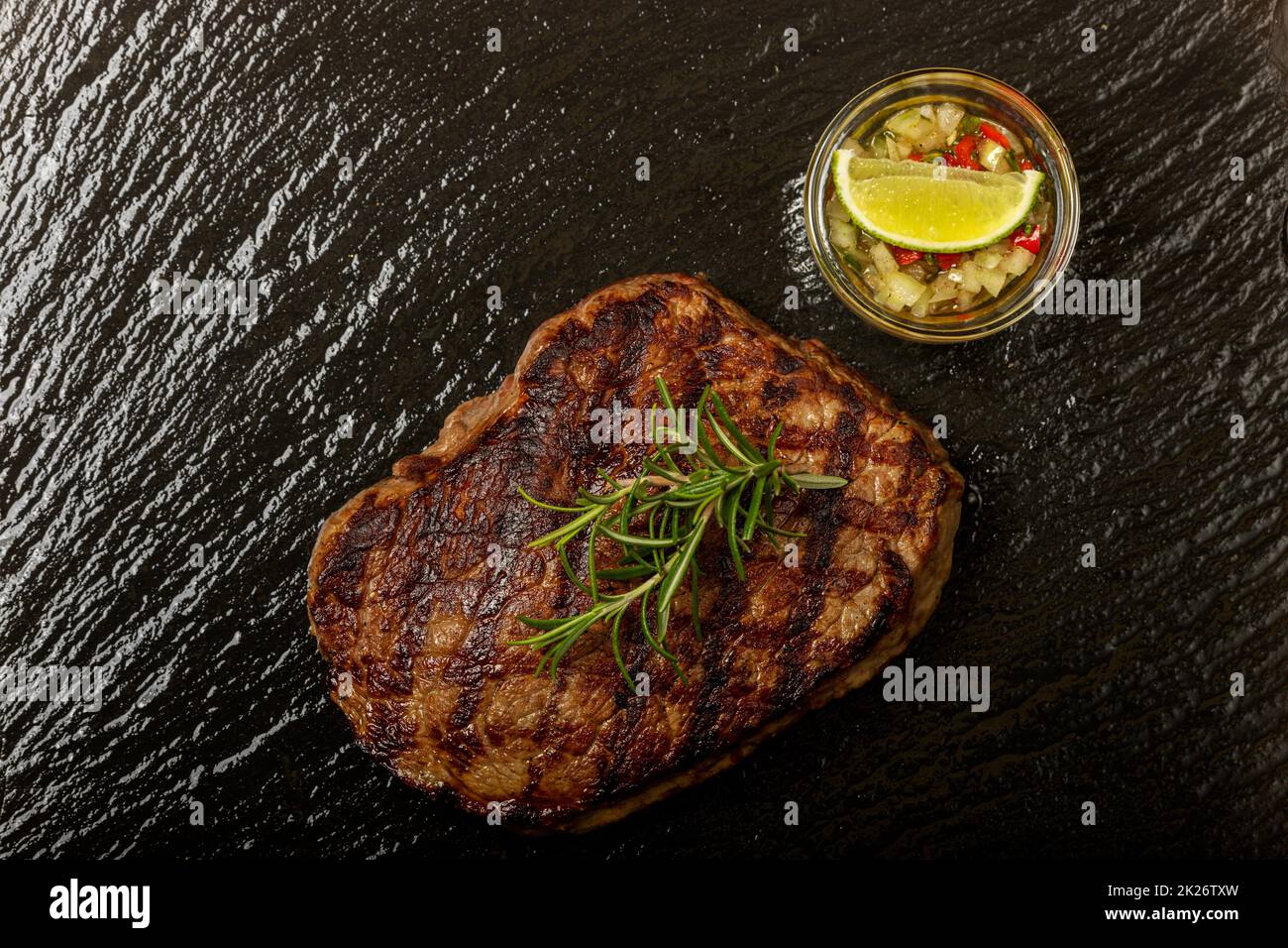 Le steak grillé sur ardoise noire Banque D'Images