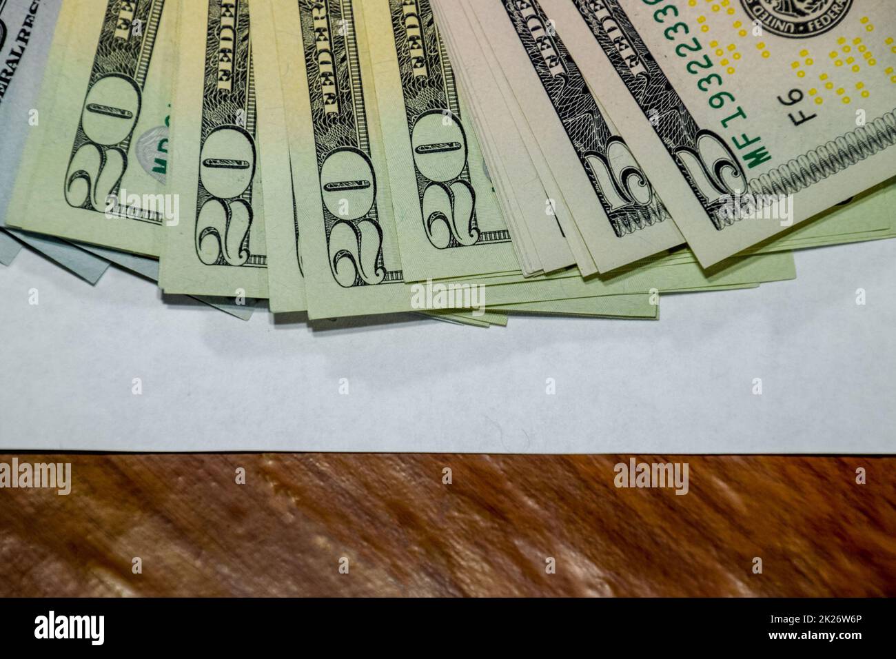 Dollars sur table avec une enveloppe. Argent dans une enveloppe. Dollars américains. Banque D'Images