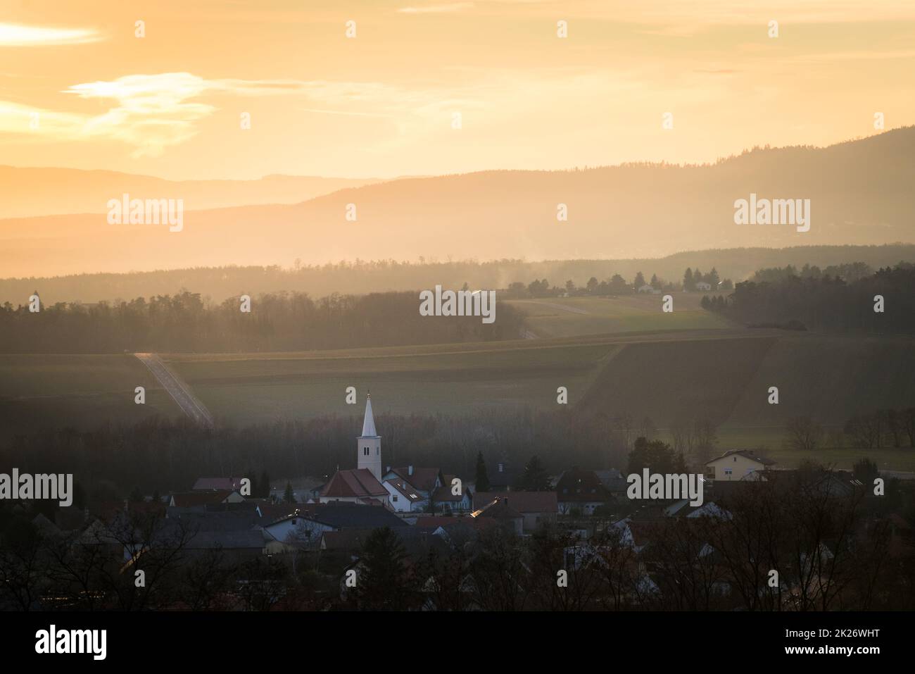 Coucher de soleil derrière le village de Ritzing Burgenland avec le ciel orange Banque D'Images