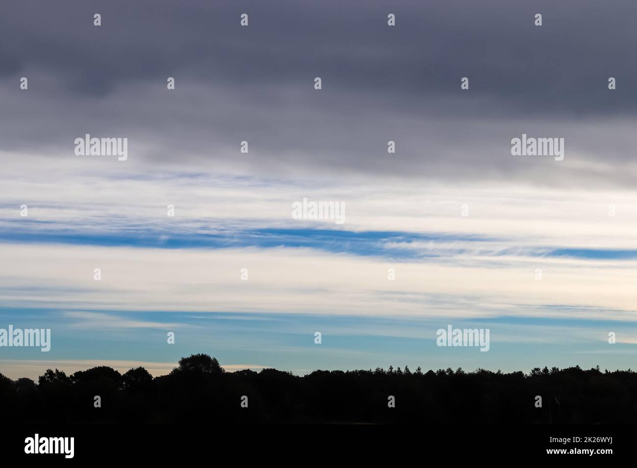 Magnifique panorama des nuages orange et jaune au lever du soleil Banque D'Images