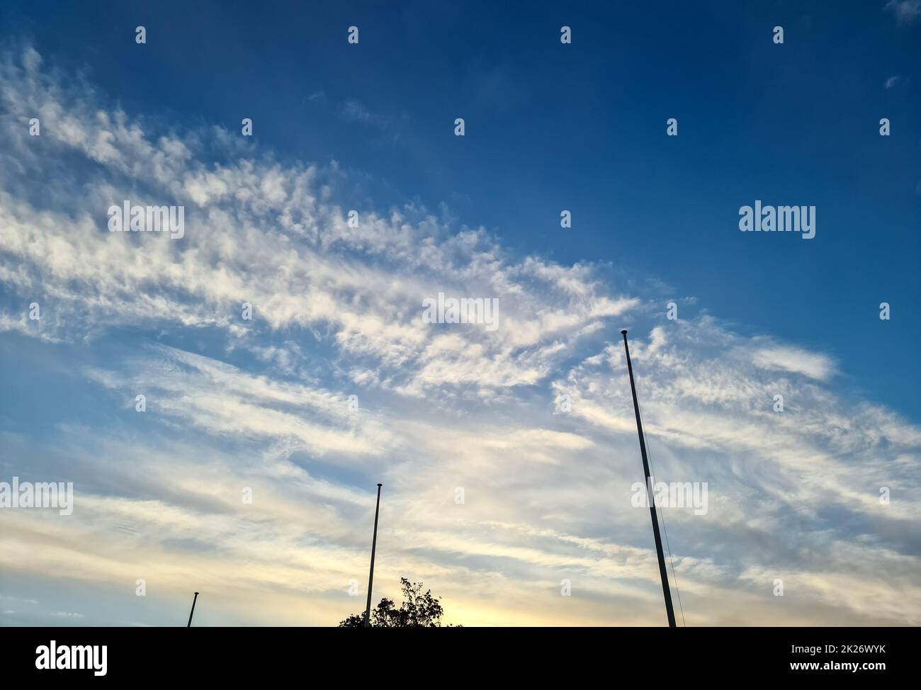Magnifique panorama des nuages orange et jaune au lever du soleil Banque D'Images