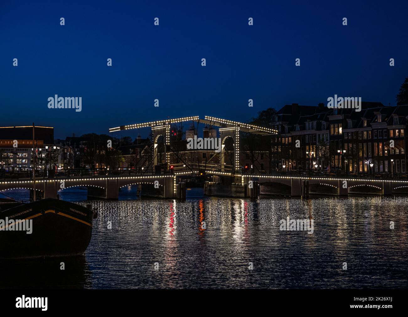 De magere brug ou ‘pont de shinny’ la nuit, Amsterdam Banque D'Images