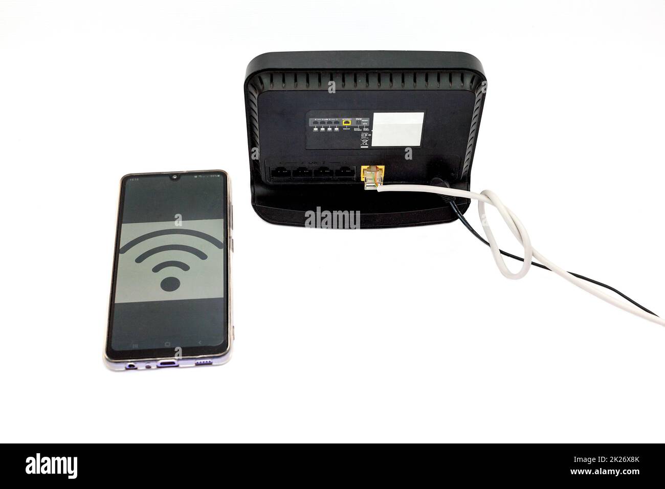 Routeur wifi noir et téléphone mobile avec signe wifi sur l'écran isolé sur fond blanc Banque D'Images Routeur wifi noir et téléphone mobile avec signe wifi sur l'écran isolé sur fond blanc Banque D'Images