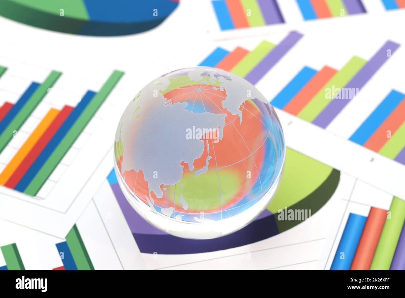 Globe en verre du Japon et de la Chine avec documents imprimés sous forme de graphiques Banque D'Images