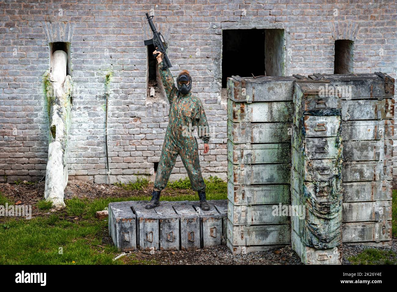 jeune femme en action en jouant au paintball Banque D'Images