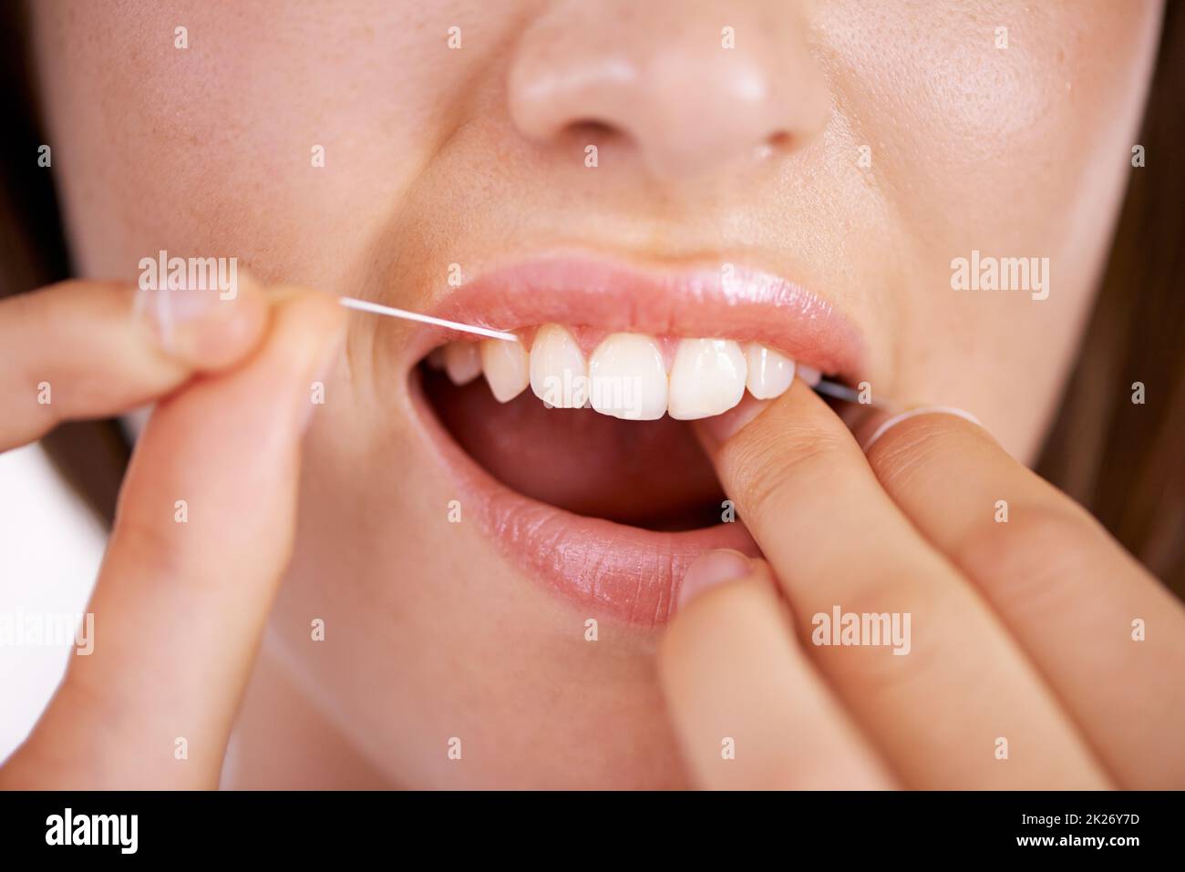 Prendre soin de ses dents. Gros plan d'une jeune femme qui volait ses dents. Banque D'Images