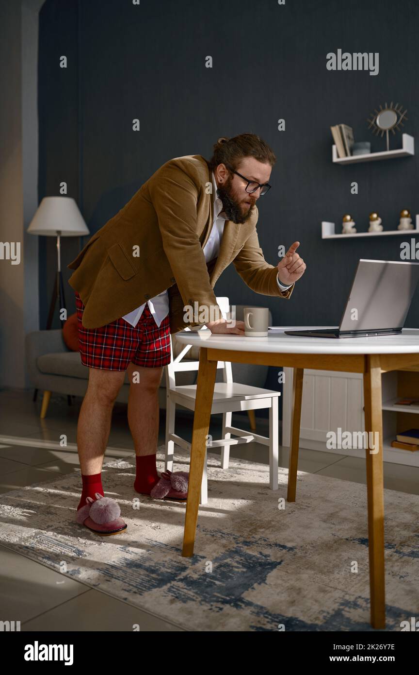 Un travailleur indépendant excentré tenant une vidéo conférence Banque D'Images