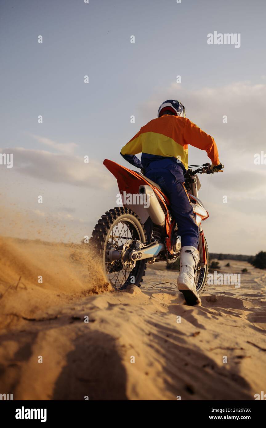 Motocross motocross rider roue de skidding soulevant la poussière de sable Banque D'Images