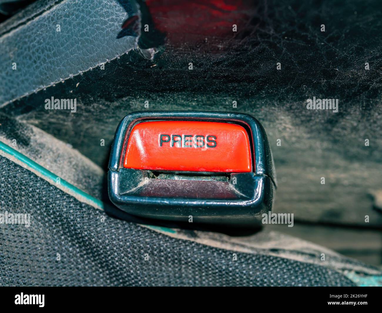 Le bouton rouge de la boucle de ceinture de sécurité de la voiture. Banque D'Images