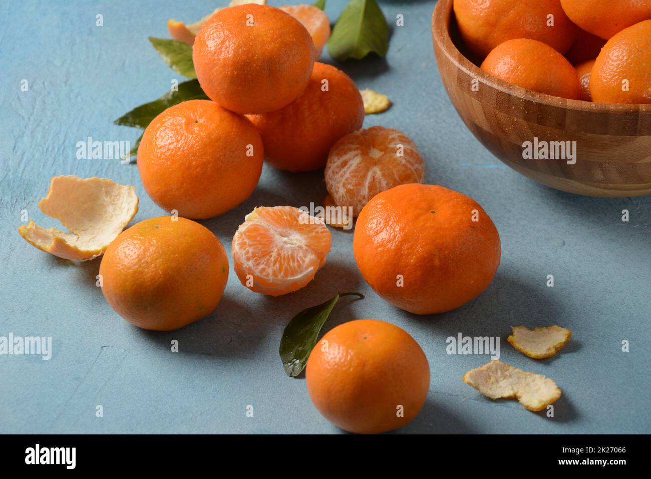 Fruits frais de mandarine avec feuilles du verger.Jardinage à la maison.mandarine entière et tranches bio.Couleur orange. Banque D'Images