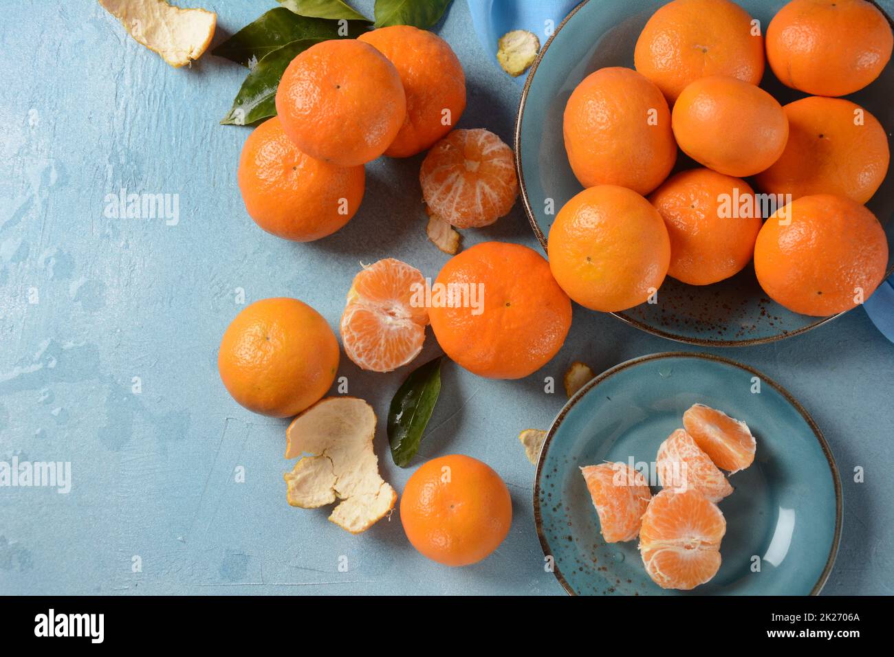 Fruits frais de mandarine avec feuilles du verger.Jardinage à la maison.mandarine entière et tranches bio.Couleur orange. Banque D'Images