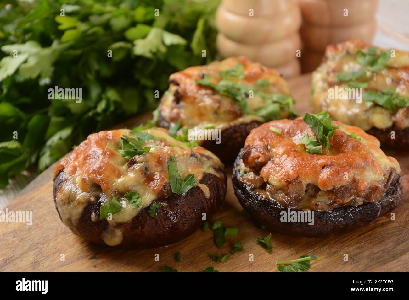 Calottes farcies au fromage à la crème, au parmesan, à l'ail et aux herbes. Banque D'Images