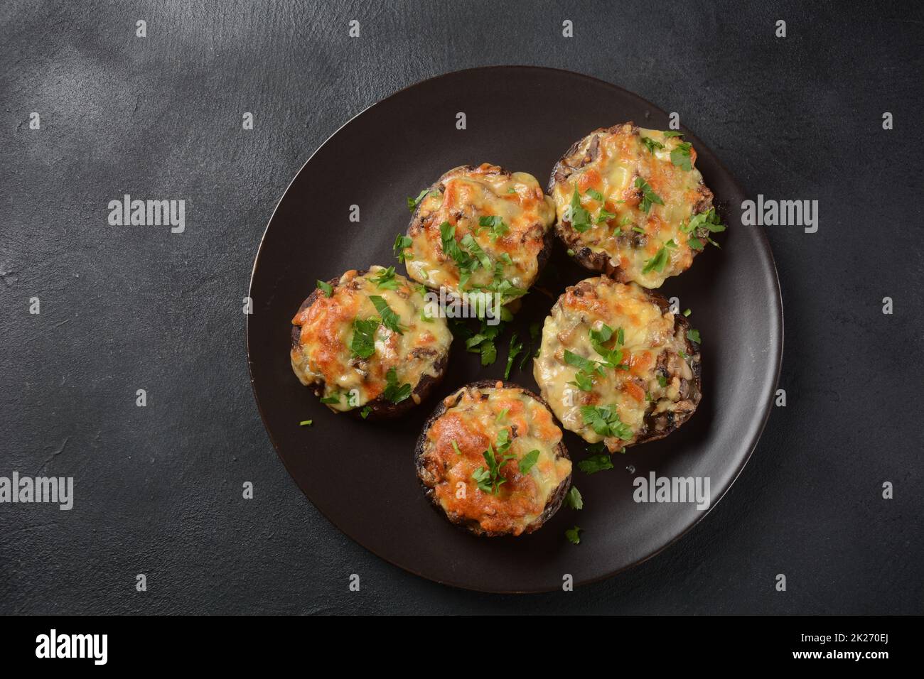 Calottes farcies au fromage à la crème, au parmesan, à l'ail et aux herbes. Banque D'Images