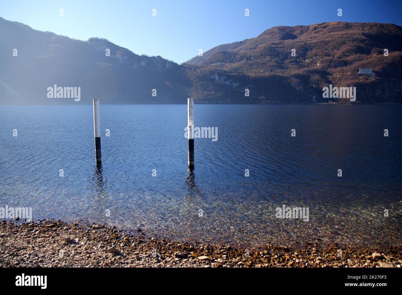 Les pôles noirs et blancs traditionnels d'un bateau amarre sur le lac de Côme Banque D'Images