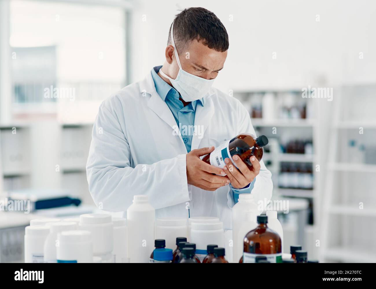 Démasquer le virus.Prise de vue d'un jeune scientifique analysant des médicaments dans un laboratoire. Banque D'Images