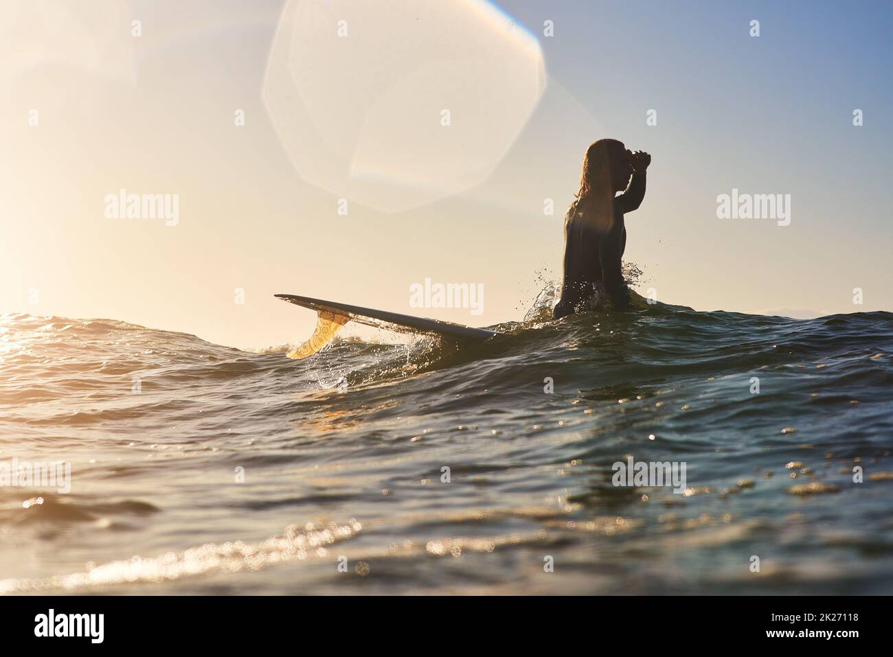 Vivre la vie en profondeur.Photo d'un beau jeune homme surfant sur la plage. Banque D'Images