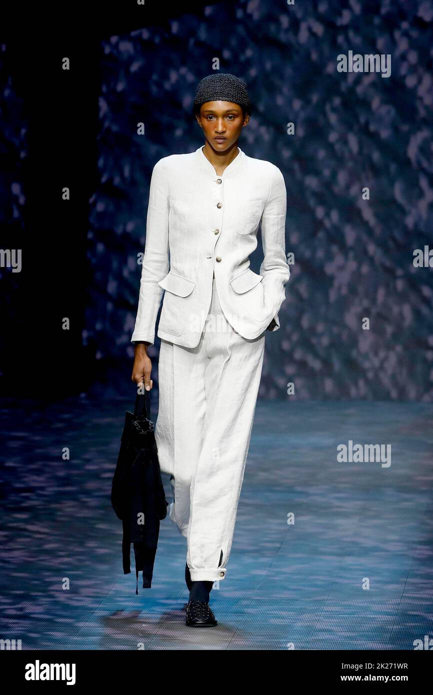 22 septembre 2022, Milan, Italie: Modèles portant une proposition d'Emporio Armani lors de la semaine de la mode de Milan, Milan, Italie, 22 septembre 2022. ANSA / Mourad Balti Touati (Credit image: © ANSA via ZUMA Press) Banque D'Images