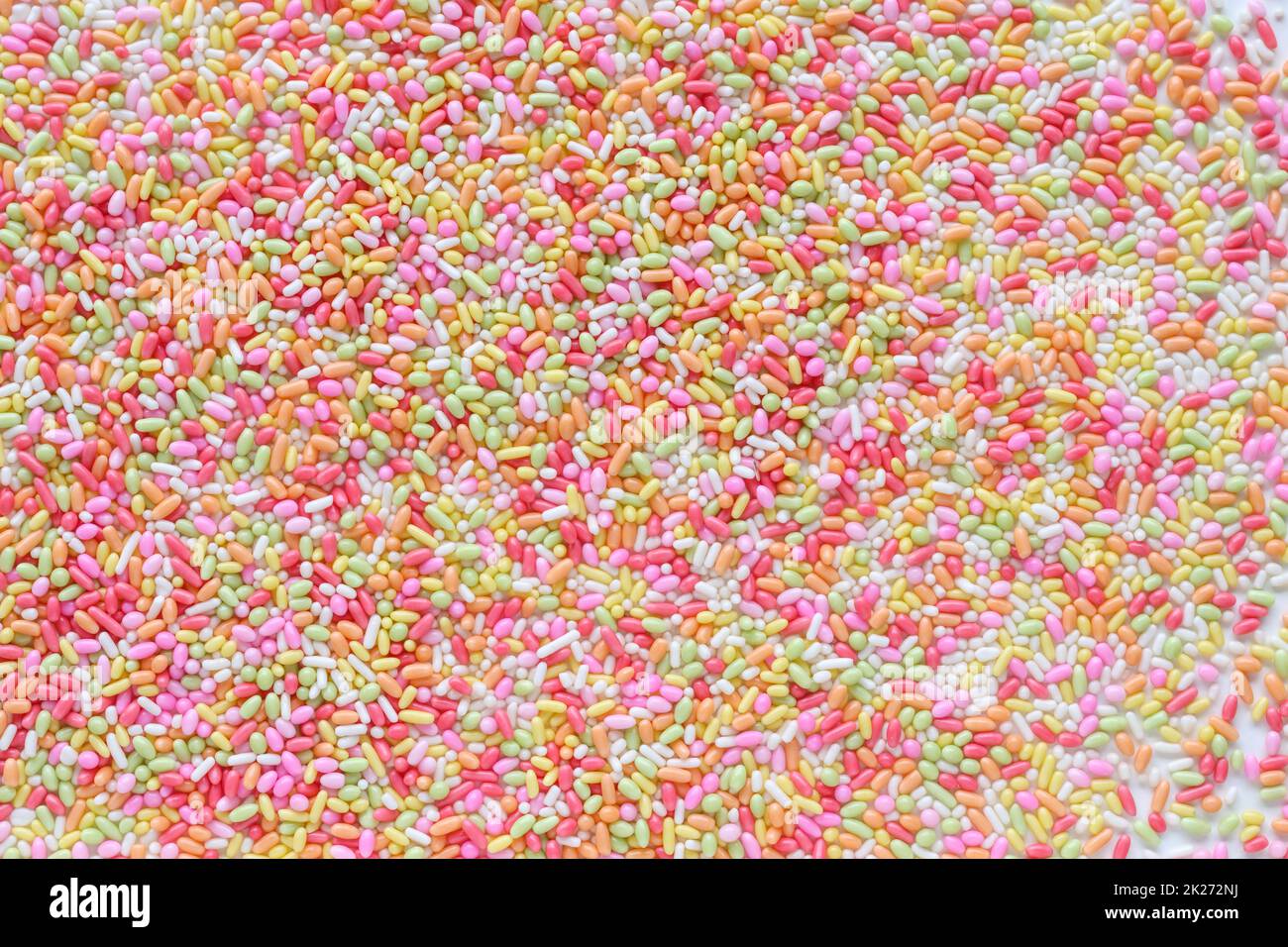 Beaucoup de grains de sucre de couleur vive fond utilisé pour la garniture des desserts, des cupcakes et de la crème glacée dans la vue de dessus c'est un fond coloré convient à f Banque D'Images