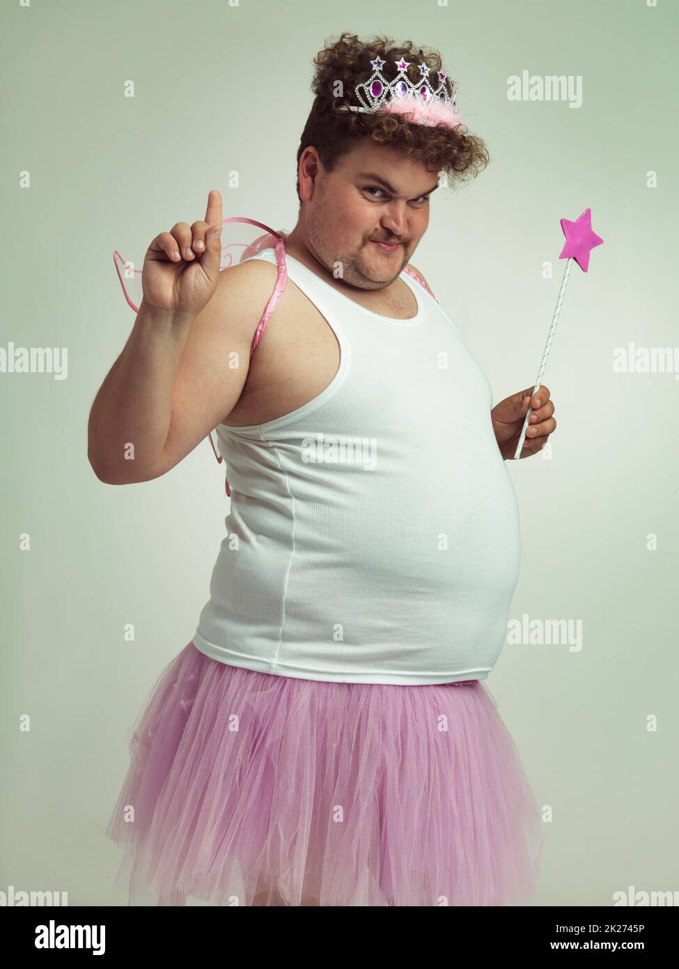 J'ai quelque chose pour vous.Photo d'un homme obèse portant un costume de fée. Banque D'Images