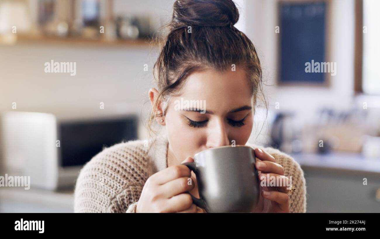 Gardez l'amour près de chez vous.Photo d'une belle jeune femme ayant une tasse de café dans la cuisine à la maison. Banque D'Images