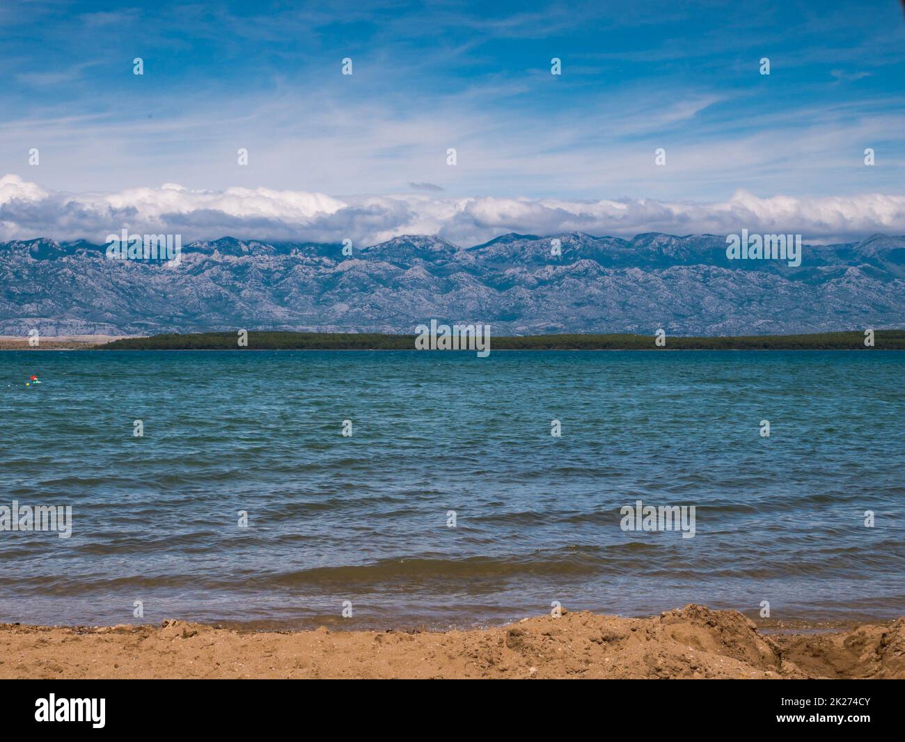 Vue sur la mer et les nageurs depuis la plage de la Reine, Nin, Croatie Banque D'Images