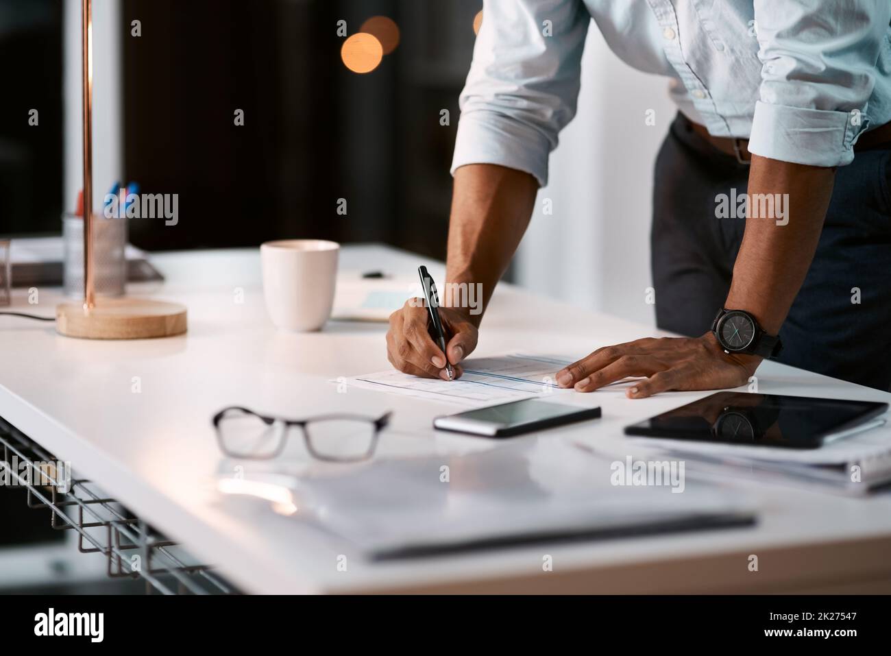 Mettre du stylo sur du papier pour résoudre certains problèmes importants Banque D'Images