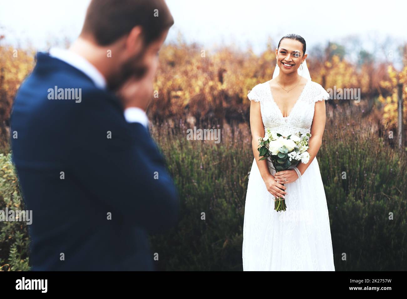 Sa beauté l'amène aux larmes.Photo d'une mariée pleurant en regardant sa belle mariée le jour de leur mariage. Banque D'Images