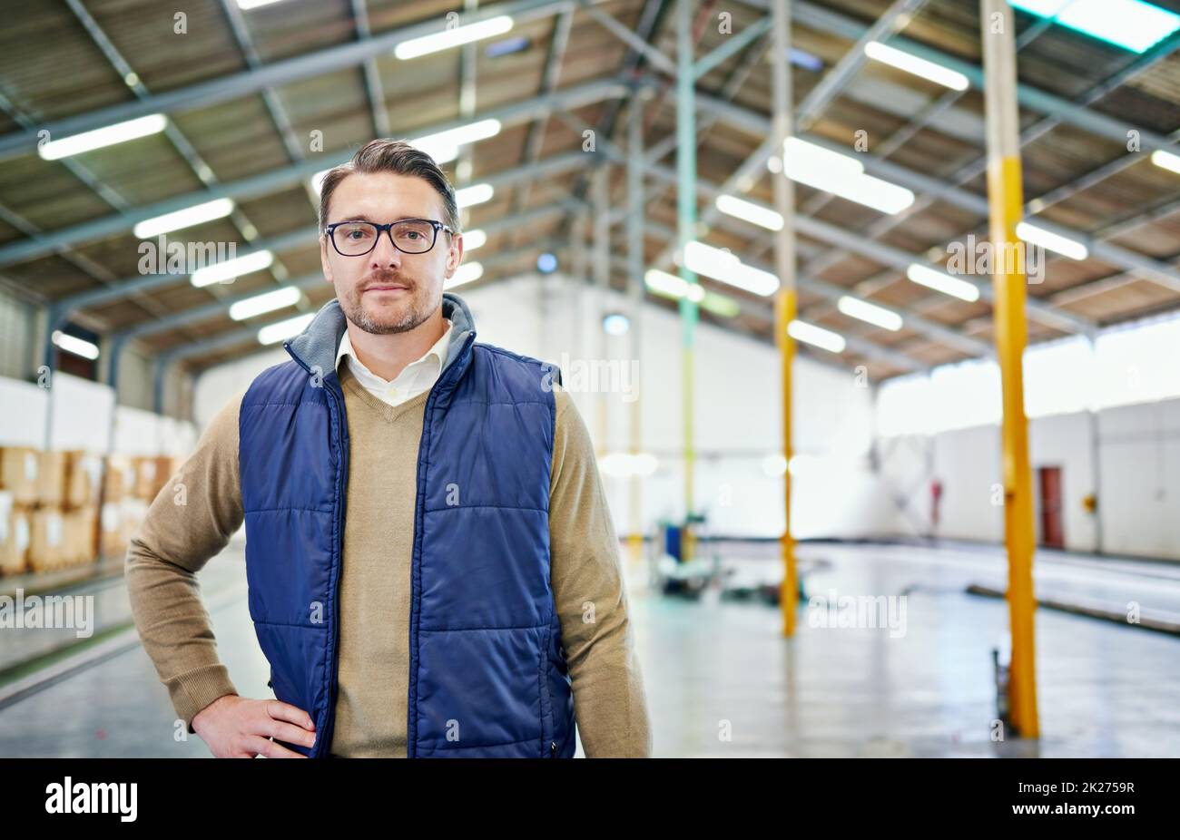 L'organisation est la clé de la distribution.Portrait d'un homme travaillant dans un entrepôt de distribution. Banque D'Images