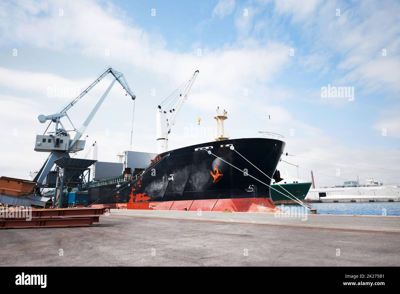 C'est là que partent les marchandises.Une photo d'un port avec des navires ancrés. Banque D'Images