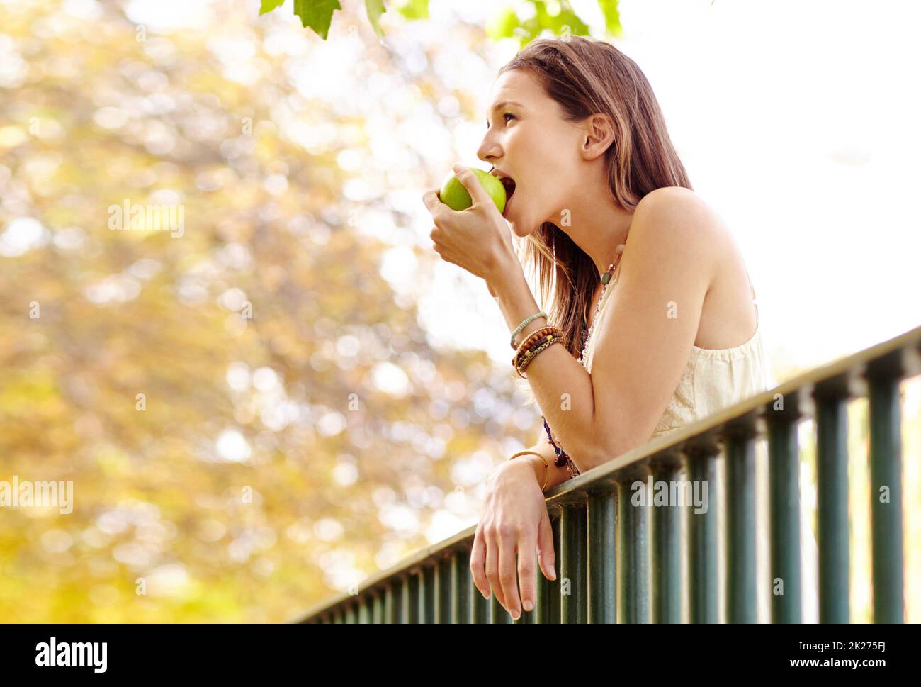 Frais et fruité.Photo d'une jeune femme attirante dans le parc, un jour d'automne. Banque D'Images