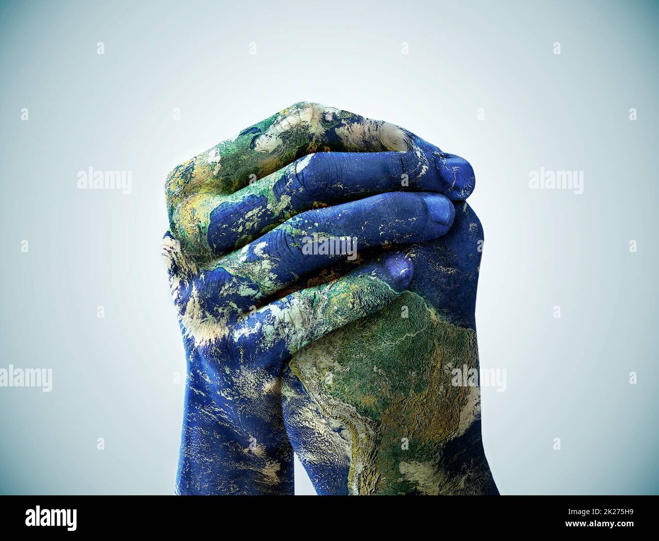 Nous sommes le monde.Un plan court de mains peintes pour ressembler à la terre. Banque D'Images