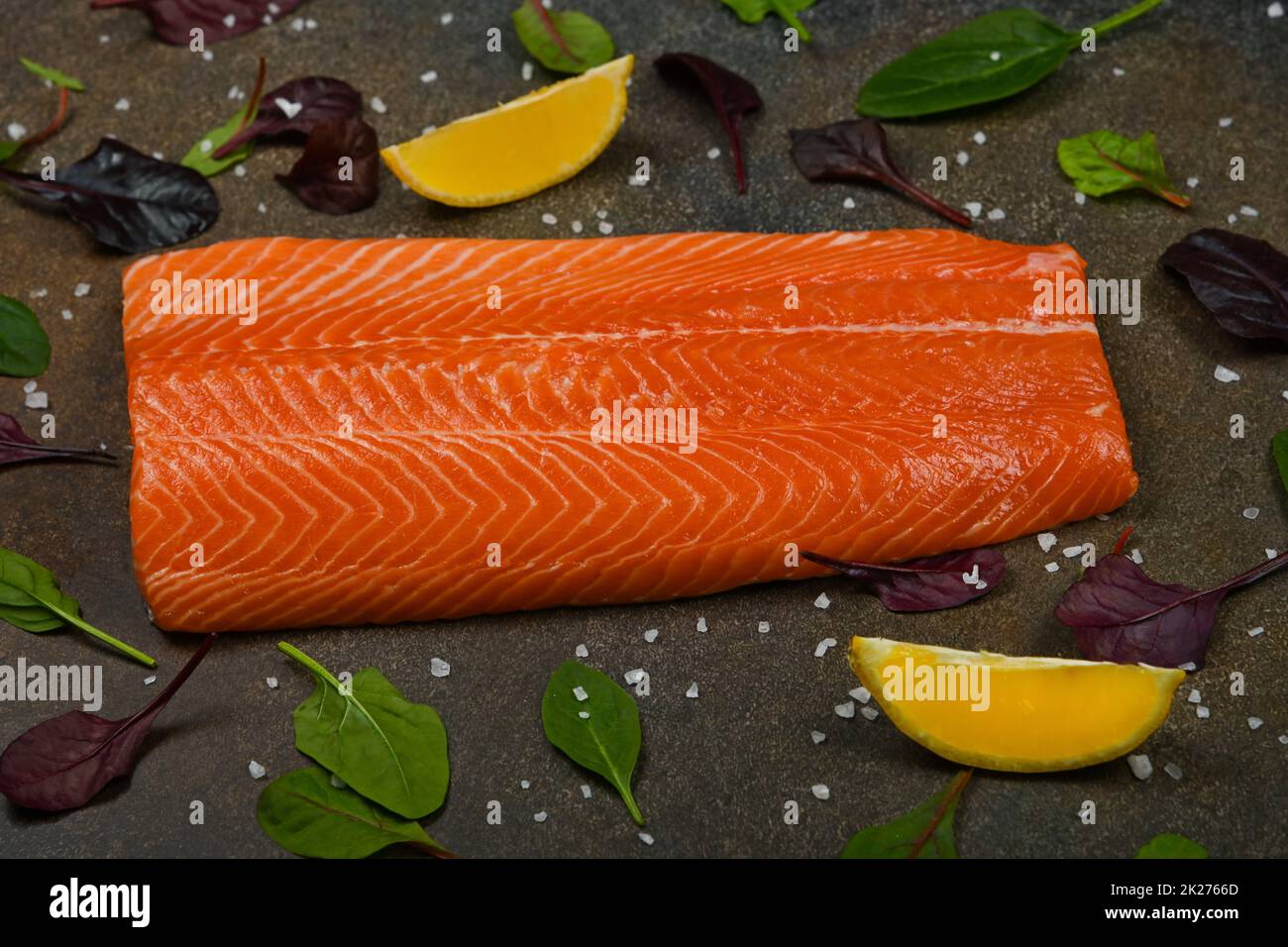 Filet de saumon cru sur la table Banque D'Images