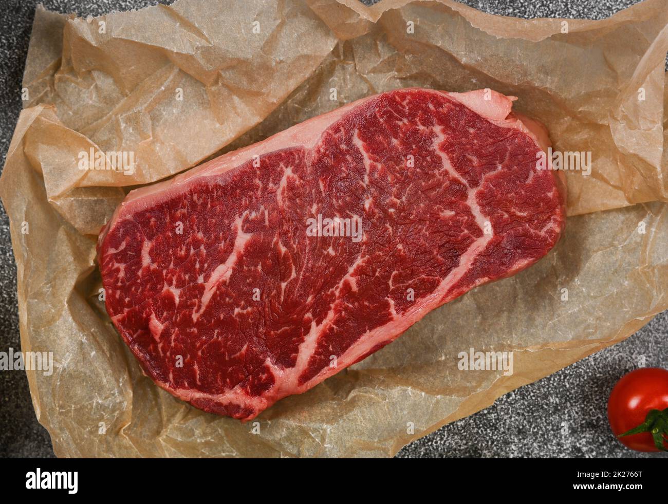 Gros plan sur du papier sur du steak de sirloin de bœuf cru Banque D'Images