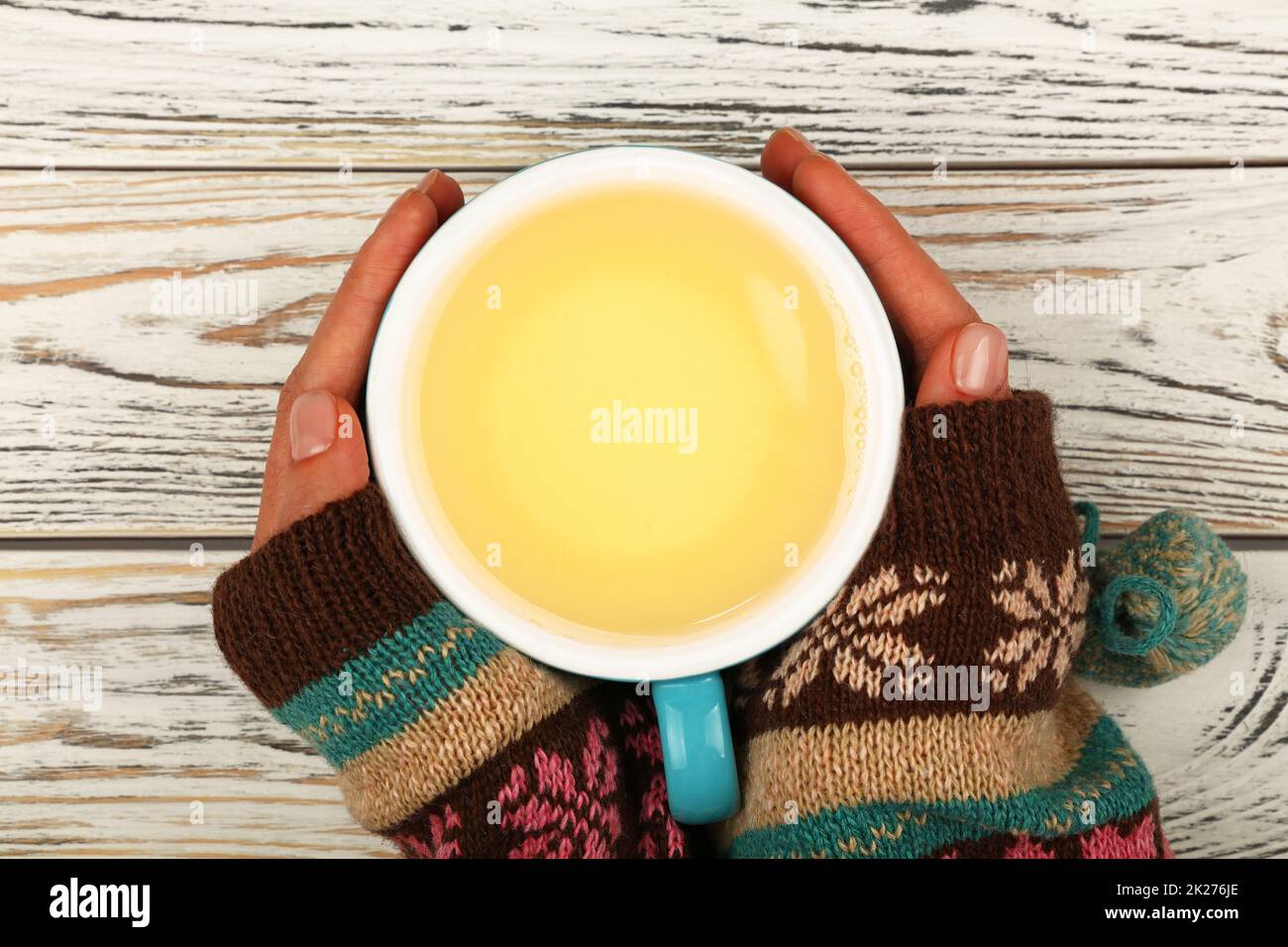 Les mains de la femme tiennent une tasse complète de thé vert Banque D'Images