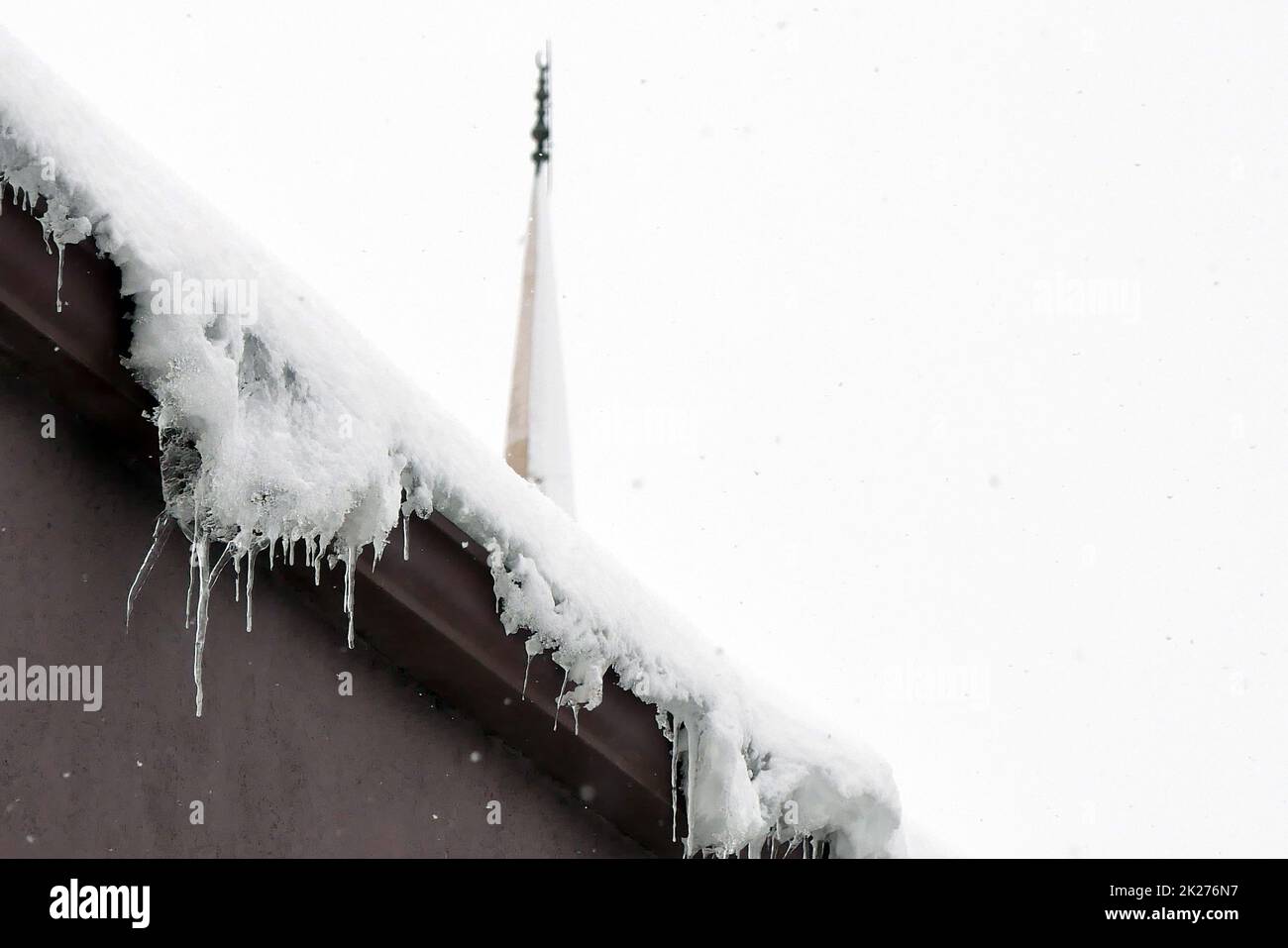 des glaçons sur le toit, il neige, c'est un hiver difficile Banque D'Images