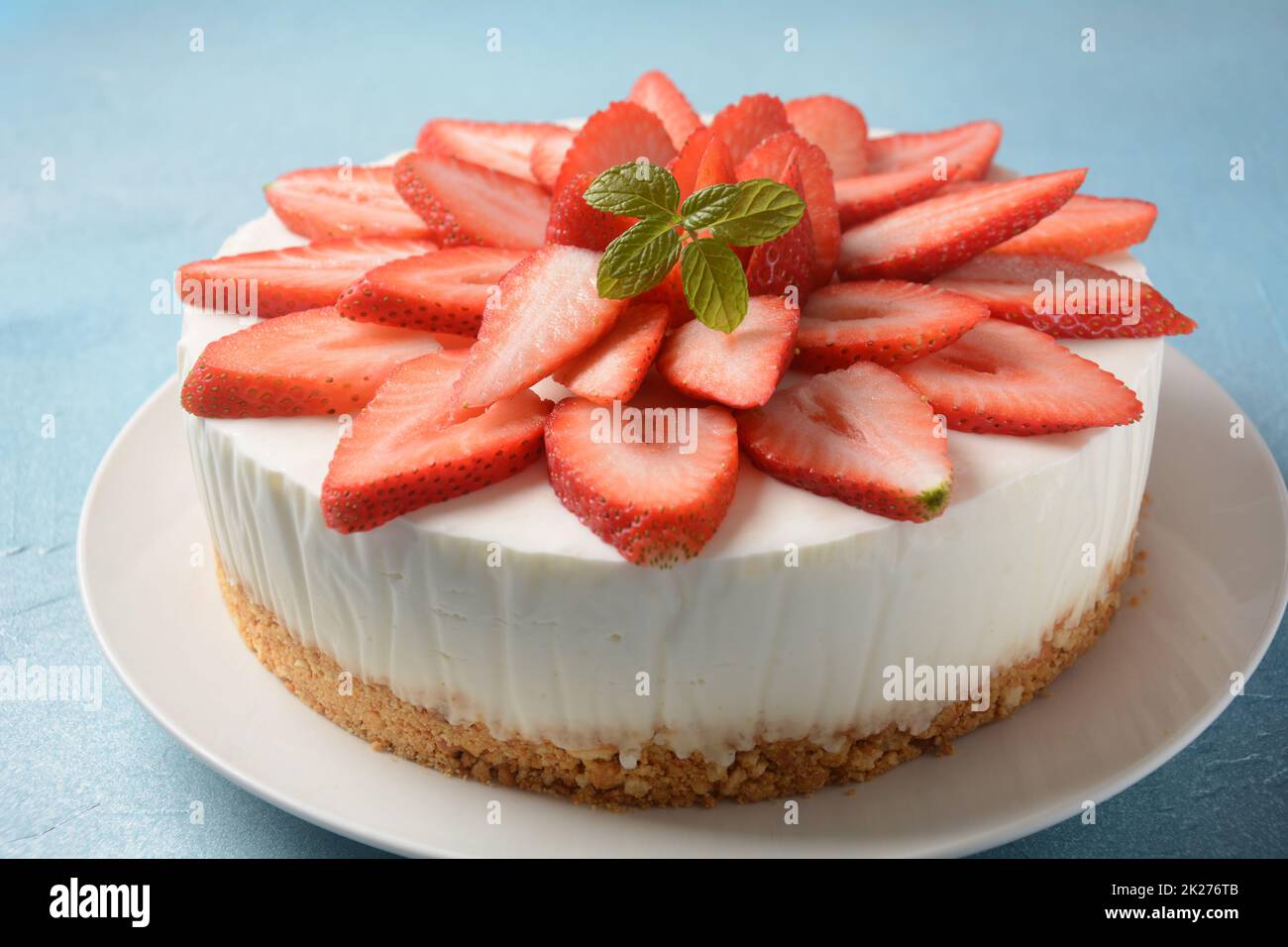 Gâteau au fromage blanc avec fraises garnies de menthe Banque D'Images