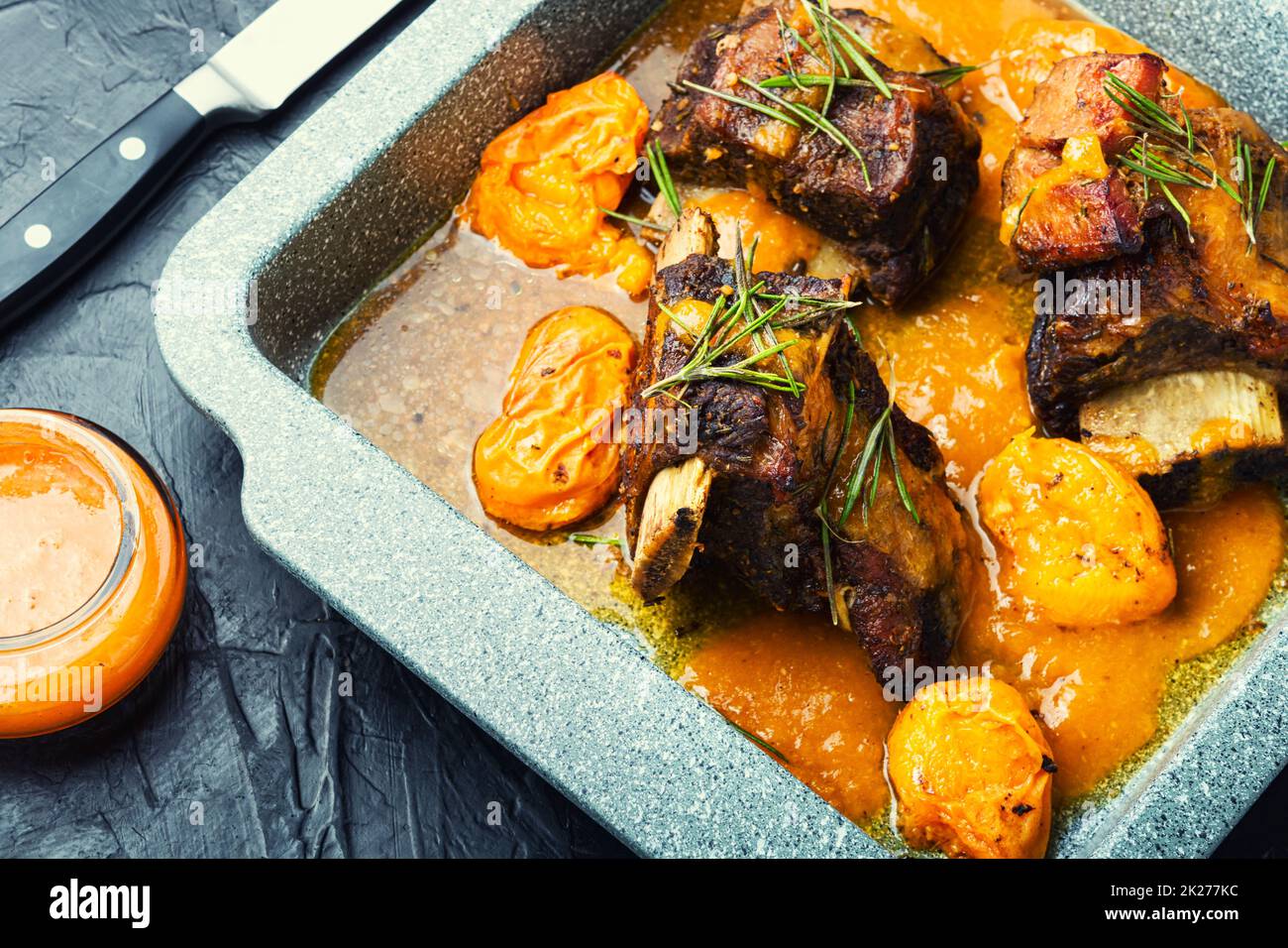 Côtes de porc frites dans une sauce aux fruits. Banque D'Images