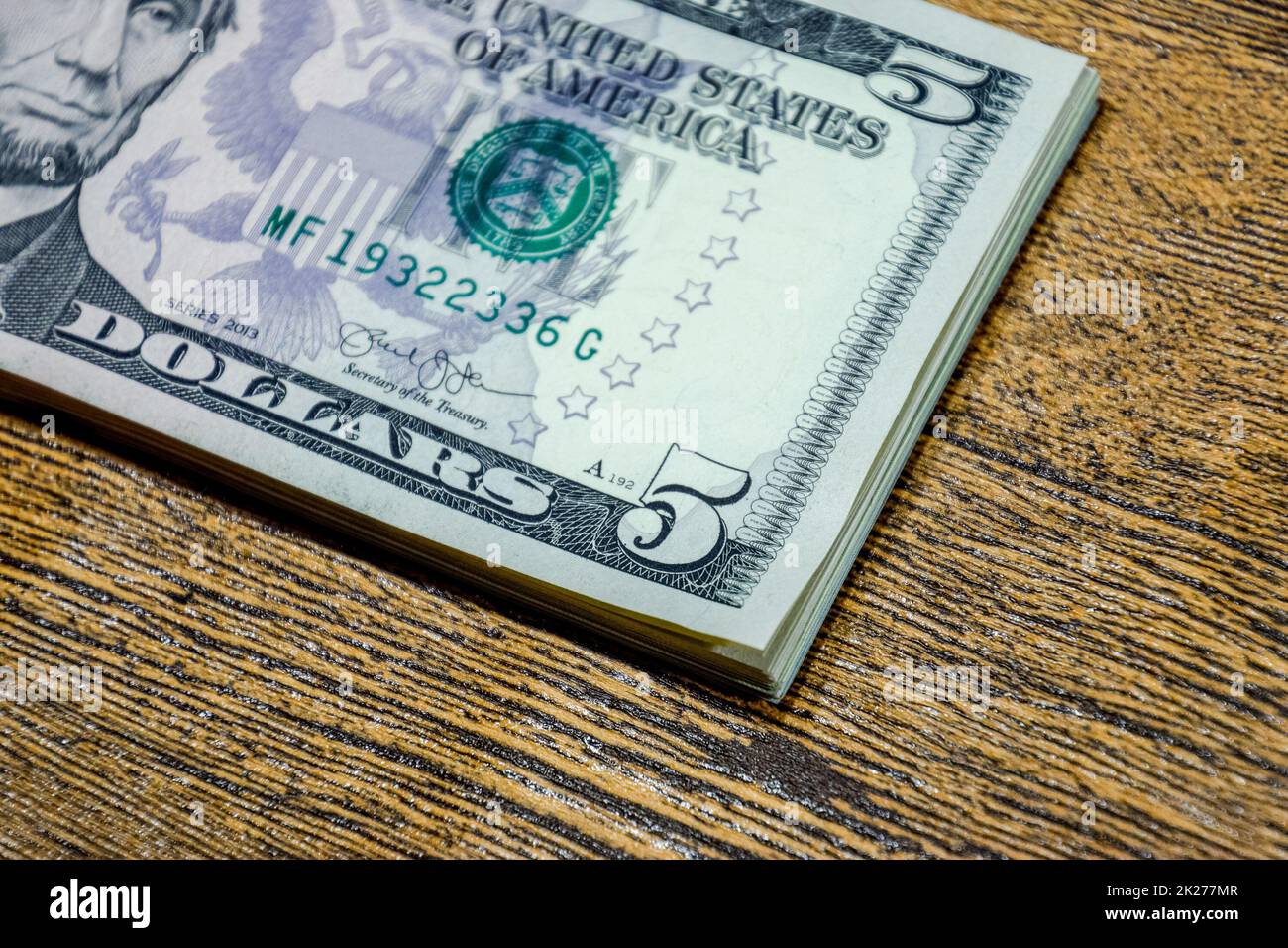 Dollars sur une table en bois. Argent sur table. Dollars américains. Banque D'Images