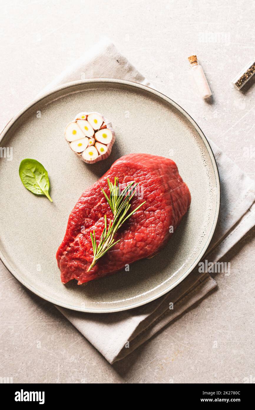 Vue de dessus de viande fraîche.Steak de bœuf cru et épices pour la cuisine. Banque D'Images